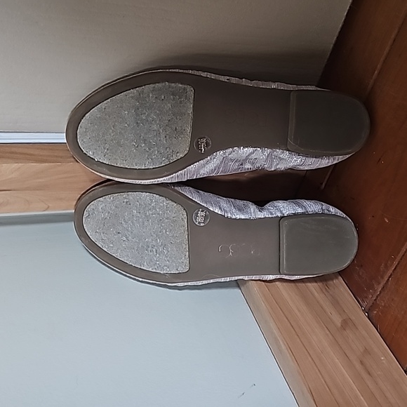 BCBG flats size 6 silvery and shiny ✨️ - Picture 5 of 6